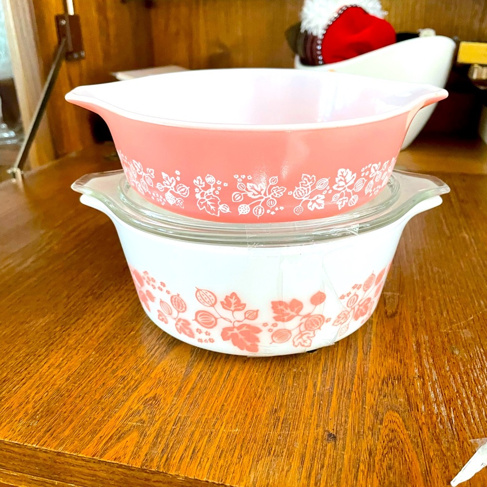 Pyrex gooseberry pink design 18-47 C 1.5 and 1 pt dish. One lid, fits both items